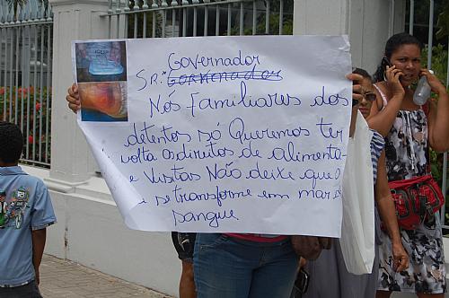 Um grupo de familiares protestou em frente ao Palácio