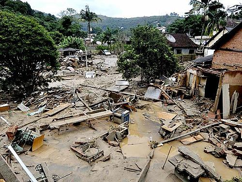 Teresópolis/RJ: com força da chuva e deslizamentos, lama invadiu condomínio de luxo