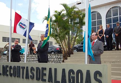 Isnaldo Bulhões, Teotonio Vilela e Luiz Eustáquio hateiam bandeiras