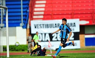 Junior Viçosa, de pênalte, fez o gol da vitória tricolor
