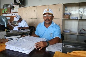 Documentos de pescadores que ainda não receberam seguro defeso se acumulam na sede da Colônia Z 12, em Penedo