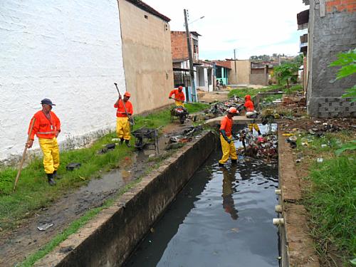 O trabalho teve início pelo canal do bairro da Levada, onde se concentrou o início da primeira etapa de limpeza.