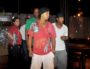 Ronaldinho deixa restaurante em Santa Catarina