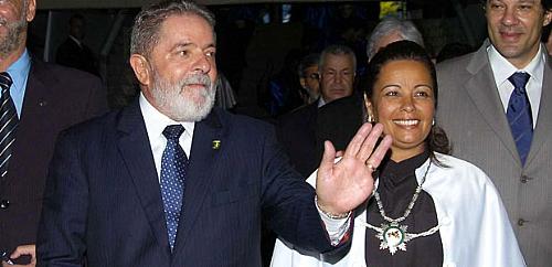 Ex-presidente Lula ao lado da vice-reitora da UFV, Nilda de Fátima Ferreira