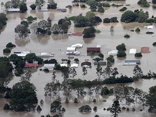Ipswich, subúrbio de Brisbane, totalmente submerso pela cheia do rio nesta quarta-feira (12)