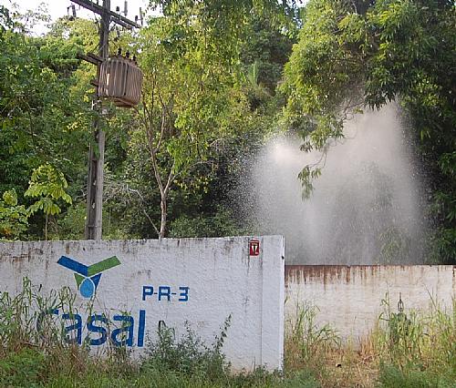 O desperdício de água potável tem deixando os moradores do Conjunto Eldoraldo, no Feitosa revoltados.