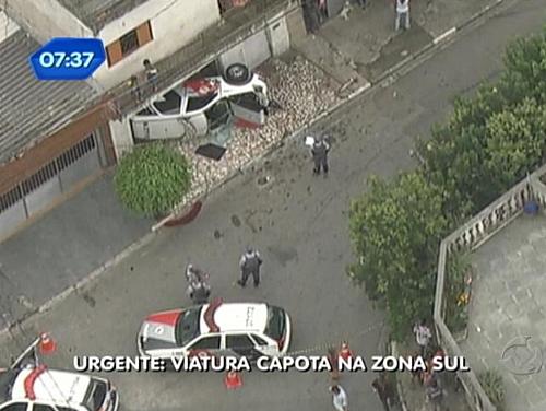 Viatura da Polícia Militar invadiu garagem de casa após capotar na zona sul de São Paulo