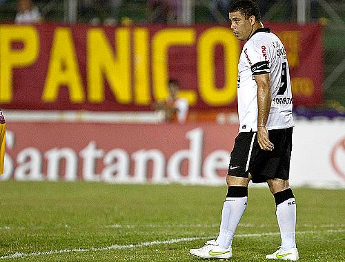 Ronaldo desolado em campo durante a derrota do Corinthians