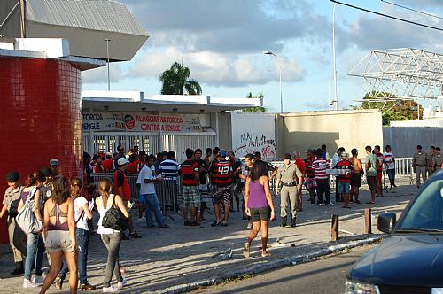 Torcedores do Flamengo esperam a abertura dos portões