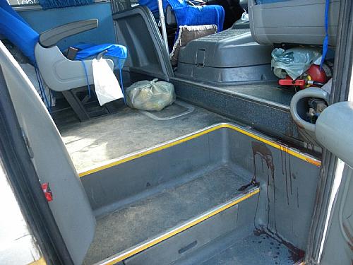 No ônibus ficaram as marcas de sangue