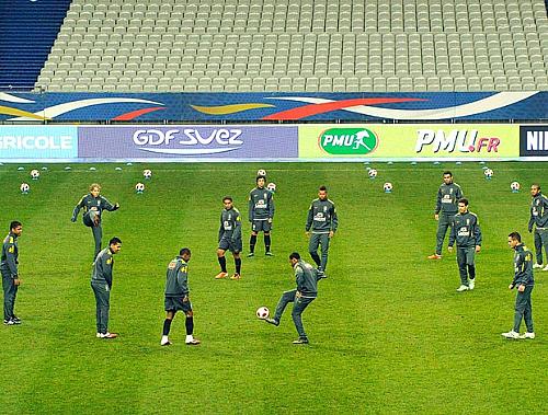 Seleção Brasileira treina no local da partida desta quarta: o Stade de France