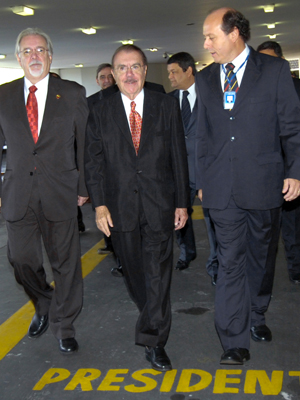 Senador José Sarney ao chegar para a posse dos senadores eleitos em 2010