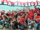Lucas (de cadeira de rodas) e outros integrantes de uma torcida organizada do Flamengo em Maceió
