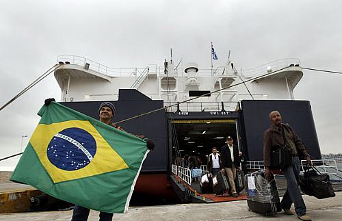 Navio com brasileiros chega a Atenas, na Grécia, após deixar a Líbia