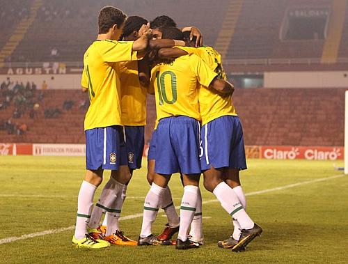 Jogadores do Brasil abraçam Casemiro após o gol da vitória sobre o Equador
