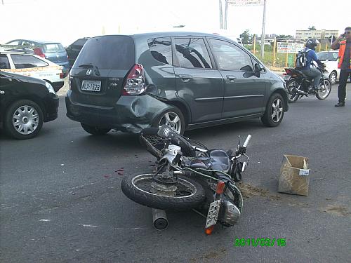 Com a colisão, o motociclista ficou ferido