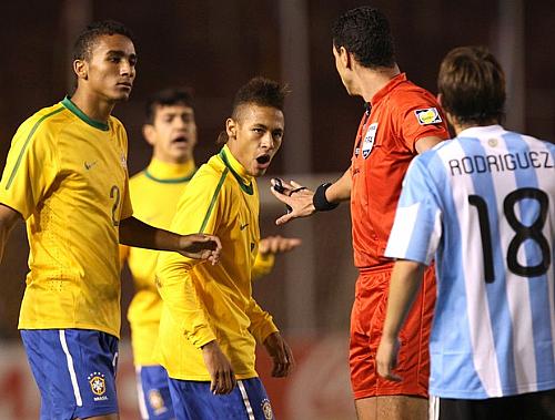 Nervoso, Neymar não brilhou e ainda levou cartão amarelo: fora do próximo jogo