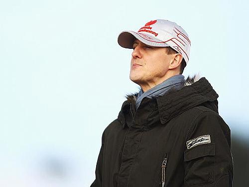 Schumacher apresenta leve melhora