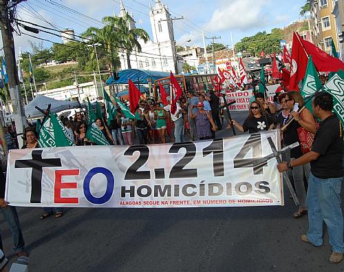 Movimentos sociais realizaram uma caminhada pelas ruas do Centro de Maceió