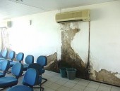Infiltração na sala de espera da agência do MTE em Palmeira dos Índios