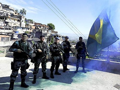 Policiais soltaram fogos que liberam uma fumaça azul para sinalizar o sucesso da ação