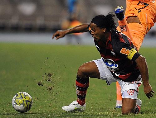 Ronaldinho lutou muito contra a marcação do Nova Iguaçu