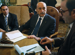 O vice-presidente do Egito, Omar Suleiman, negocia com oposicionistas neste domingo (6), em um escritório do governo, no Cairo
