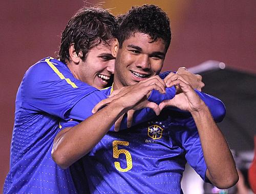 Casemiro faz o já tradicional coraçãozinho com a mão na comemoração do gol brasileiro