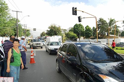 Devido à falta de energia, semáforos apagaram em vários pontos da avenida