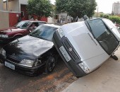 O Uno estava estacionado em uma rua do centro de Fernandópolis