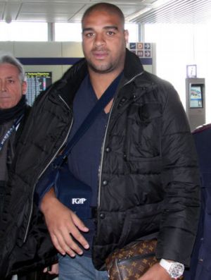 Adriano desembarca na capital italiana: exames médicos de domingo serão conclusivos