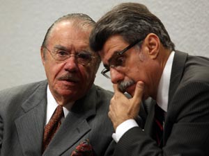 O presidente do Senado, José Sarney (PMDB-AP), com o líder do governo no Senado, Romero Jucá (PMDB-RR)