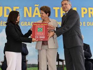 A presidente Dilma Rousseff e o ministro Alexandre Padilha durante anúncio de remédios gratuitos para hipertensão e diabetes