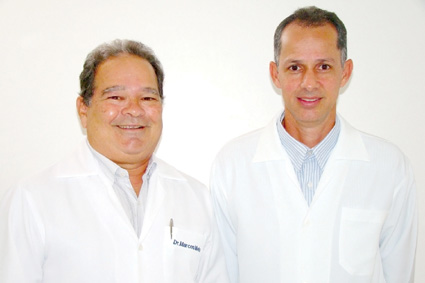 Otorrinolaringologistas Marcos Melo e Daniel Buarque, pioneiros no implante coclear em Alagoas; ilustração mostra o aparelho