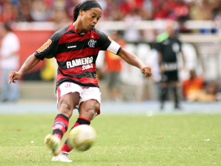 Ronaldinho, de falta, decide para o Flamengo a Taça GB