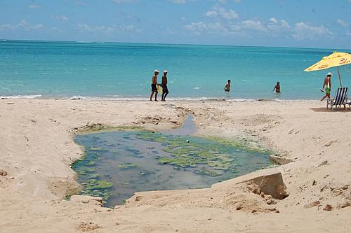 Problema recorrente: esgotos levam águas sujas para as praias de Maceió
