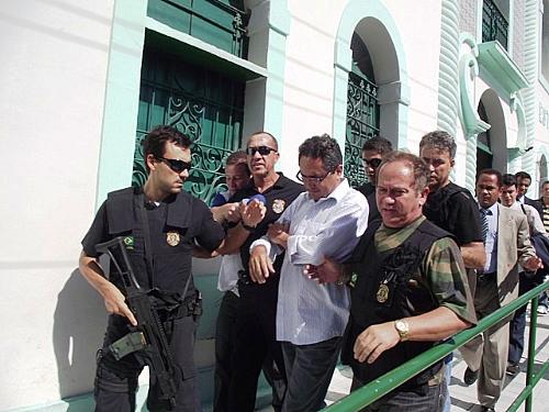 Francisco Tenório deixa IML escoltado por agentes da PF após a sua prisão