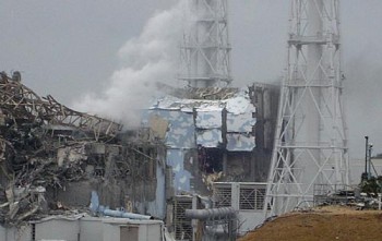 Imagem divulgada pela Tepco, empresa responsável pela usina nuclear de Fukushima 1, mostra destruição provocada pela explosão nos edifícios dos reatores 3 (esquerda) e 4 (centro)