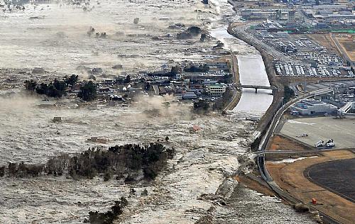 Terremoto provocou tsunami ao longo de Iwanuma, norte do Japão, nesta sexta-feira (11)