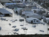 Porto submerso após tsunami gerado por um forte terremoto em Oarai , no estado de Ibaraki no Japão