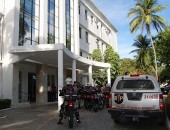Polícia cercou o hospital na tentativa de capturar assaltantes