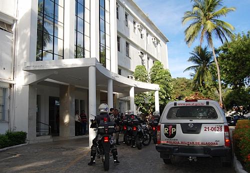 Polícia cercou o hospital na tentativa de capturar assaltantes