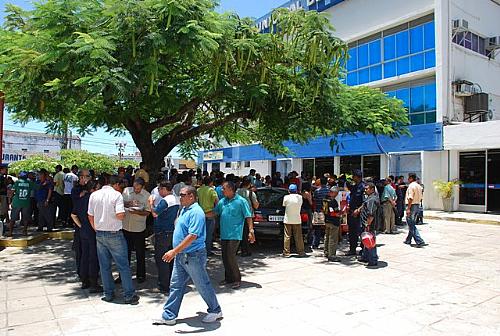Servidores municipais protestam em frente da Secretaria Municipal de Finanças
