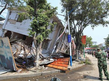 Casa abalada pelo tremor em Yingjiang, na província de Yunnan