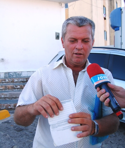 Joaquim Rodrigues mostra documentos que comprovariam fraude