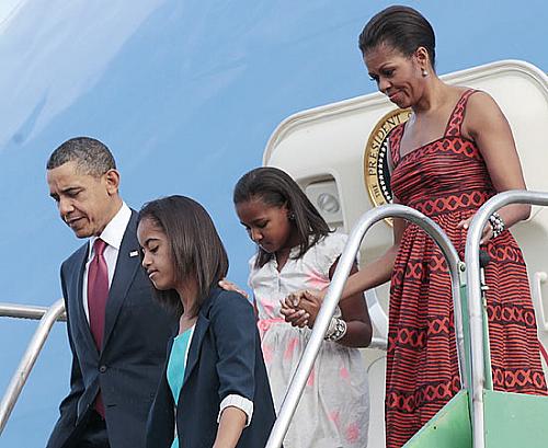 Barack Obama desembarca com as filhas Malia e Sasha e a mulher, Michelle Obama, na primeira visita ao Brasil
