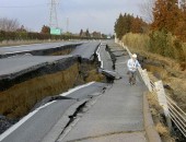 Imagem tirada no dia 11 de março mostra rodovia destruída por terremoto em Naka