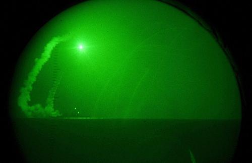 Mísseis Tomahawk são lançados na noite deste sábado (19) do destróier americano USS Barry em direção à Líbia. A imagem foi feita com lentes especiais a bordo do navio anfíbio USS Ponce