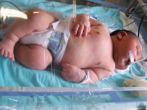 Bebê Gustavo nasceu com 6,7 quilos em hospital de Salvador