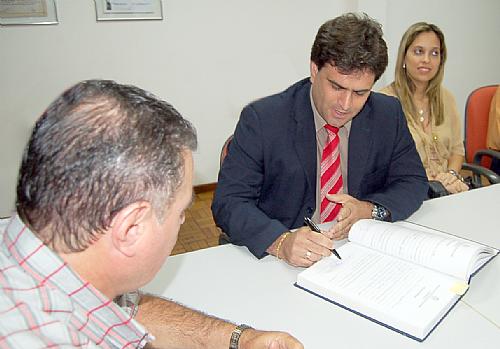 Ivan Bergson Vaz de Oliveira assina posse